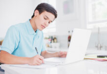 5 dicas para aproveitar melhor o ensino via Internet Estudante de curso online de direito