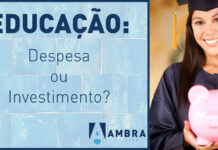 O investimento em educação Educação, despesa ou investimento? Uma mulher jovem segurando um porquinho.