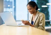 Marketing digital para advogados: como ganhar visibilidade online Mulher usando o computador