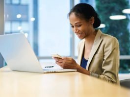 Mulher usando o computador