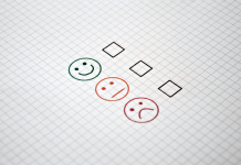 Net Promoter Score: Como Funciona a Métrica e Como Aplicá-la na sua Empresa imagem representando uma pesquisa de satisfação 2 - computador com gráficos de pesquisas de satisfação abertos; 3- relógio e dinheiro crescendo