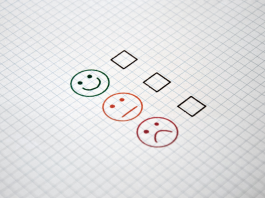 imagem representando uma pesquisa de satisfação 2 - computador com gráficos de pesquisas de satisfação abertos; 3- relógio e dinheiro crescendo